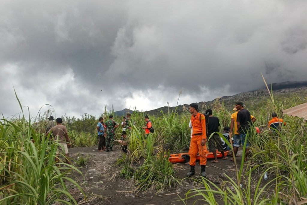 Erupção de vulcão na Indonésia provoca três mortes