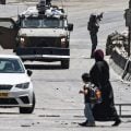 Soldados israelenses matam adolescente palestino que jogava pedras contra veículos