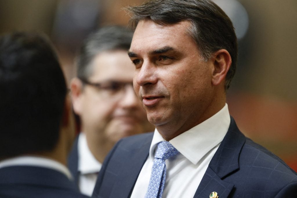Lindbergh aciona PF e pede investigação sobre notas fiscais emitidas por escritório de Flávio Bolsonaro