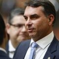 Lindbergh aciona PF e pede investigação sobre notas fiscais emitidas por escritório de Flávio Bolsonaro