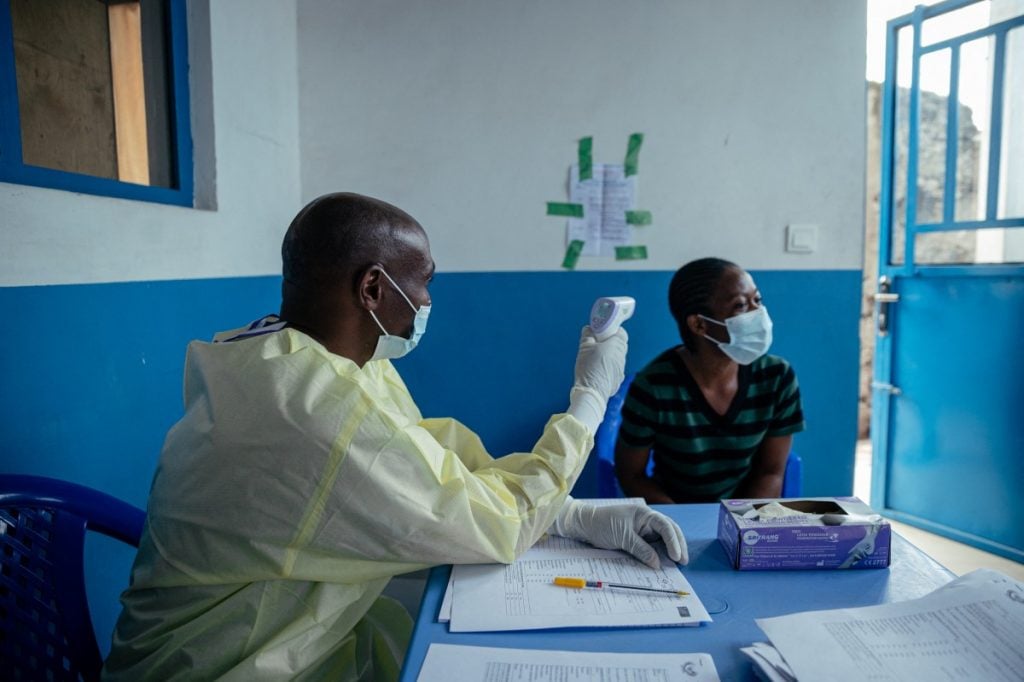 RD Congo tem mais de 900 casos suspeitos de ebola; Uganda também tem infecções confirmadas