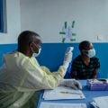 RD Congo tem mais de 900 casos suspeitos de ebola; Uganda também tem infecções confirmadas