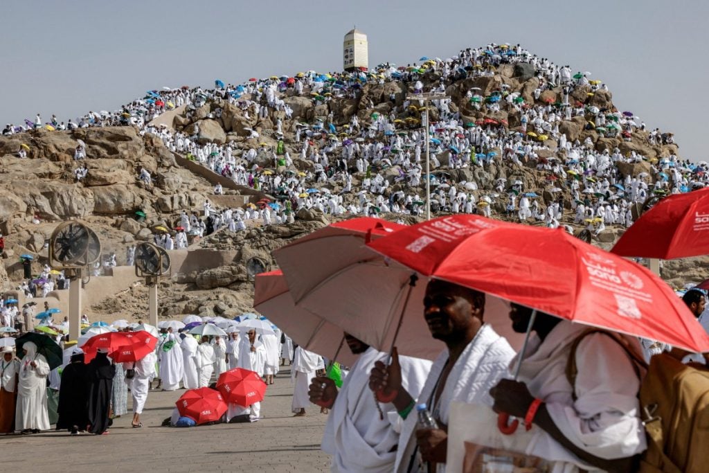 Peregrinos desafiam o calor no Monte Arafat durante peregrinação a Meca
