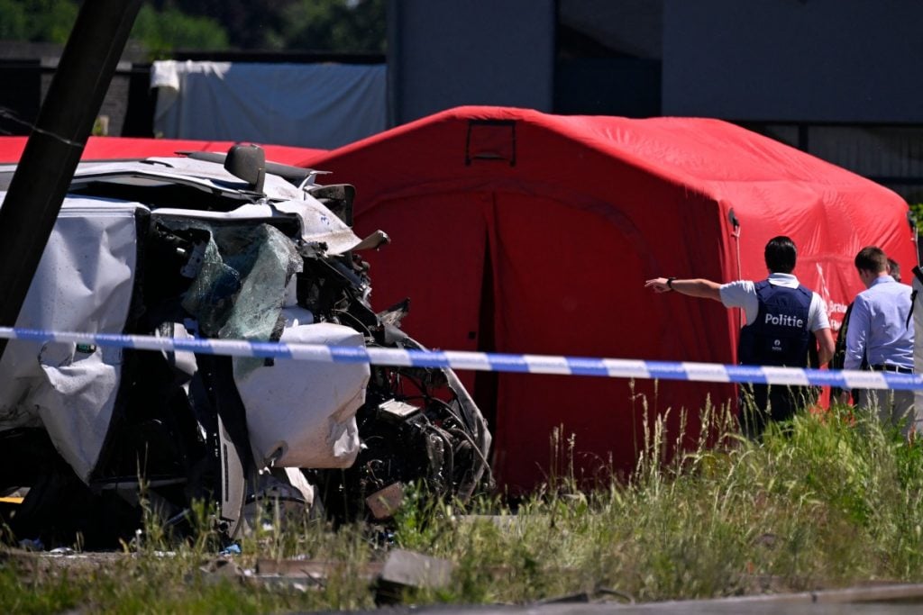 Acidente entre trem e micro-ônibus escolar deixa 2 crianças e 2 adultos mortos na Bélgica