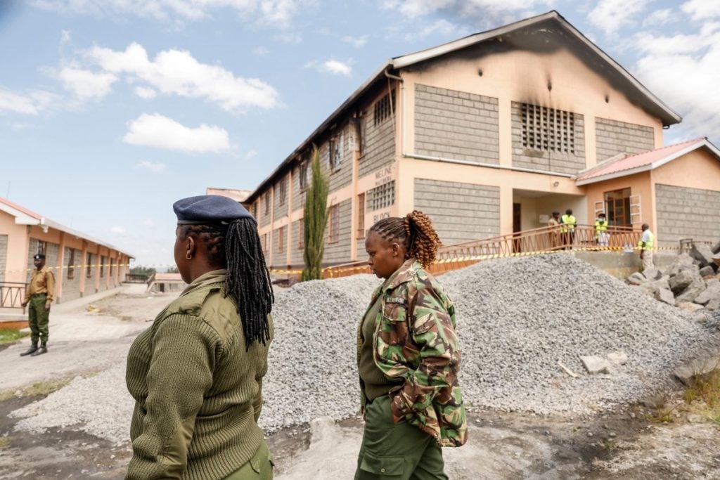 Oito estudantes são detidas após incêndio que matou 16 meninas em um internato no Quênia