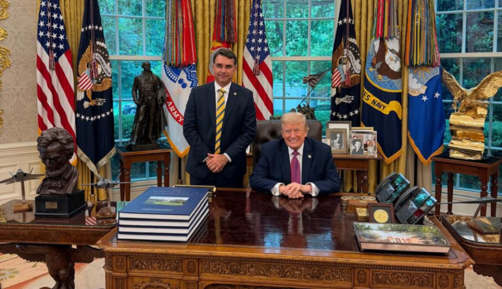 Flávio Bolsonaro vai à Casa Branca e publica foto ao lado de Trump