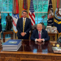 Flávio Bolsonaro vai à Casa Branca e publica foto ao lado de Trump