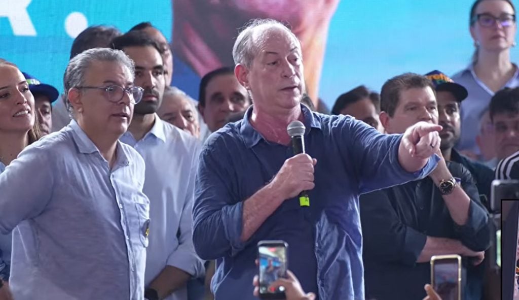 Ciro confunde gesto de apoiador com apologia ao CV em evento: ‘Prende ele’