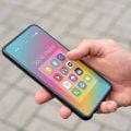 Bateria de celular fácil de trocar pode mudar a vida dos brasileiros? Entenda o que a Europa decidiu