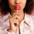 Agora você “ouve música pela boca”: o pirulito musical da Amos explicado