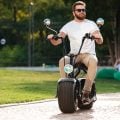 Moto que se equilibra sozinha: como a OMO X quer tornar a scooter elétrica mais segura