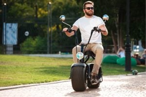 Moto que se equilibra sozinha: como a OMO X quer tornar a scooter elétrica mais segura