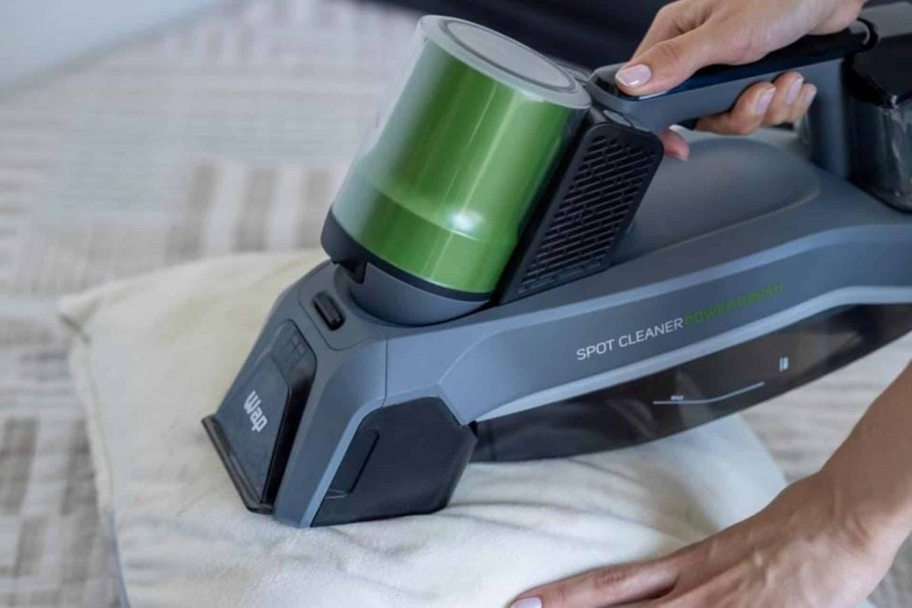 Melhor extratora manual: qual escolher para limpar estofados?