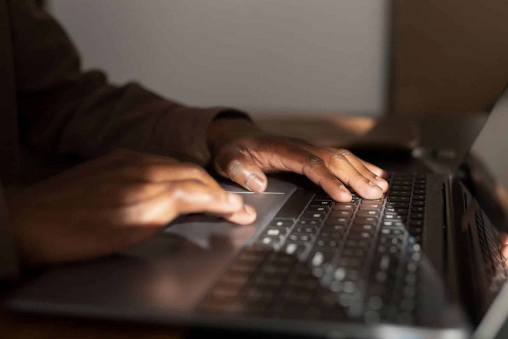 Golpes digitais com IA: como proteger casa, dinheiro e família?