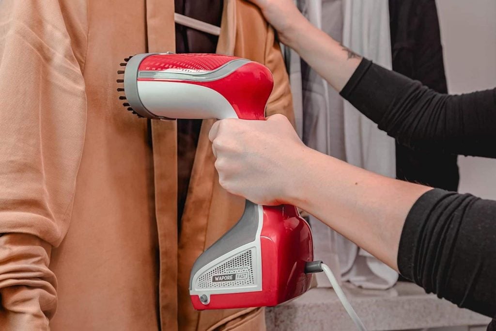 Qual é o melhor para desamassar roupas: ferro de passar ou vaporizador?