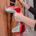 Qual é o melhor para desamassar roupas: ferro de passar ou vaporizador?