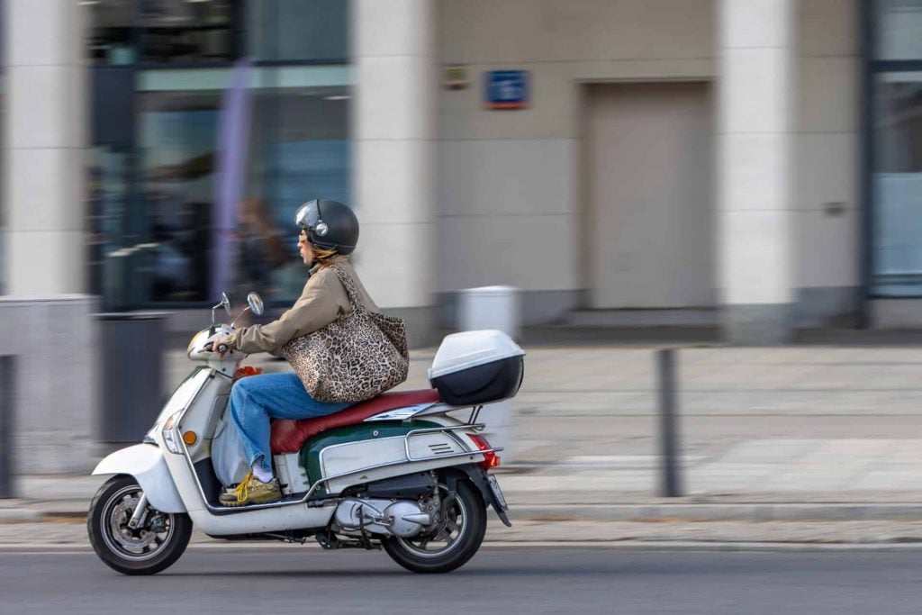 Scooter elétrica com “porta-malas” quer ser alternativa ao carro nas tarefas urbanas