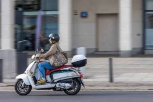 Scooter elétrica com “porta-malas” quer ser alternativa ao carro nas tarefas urbanas