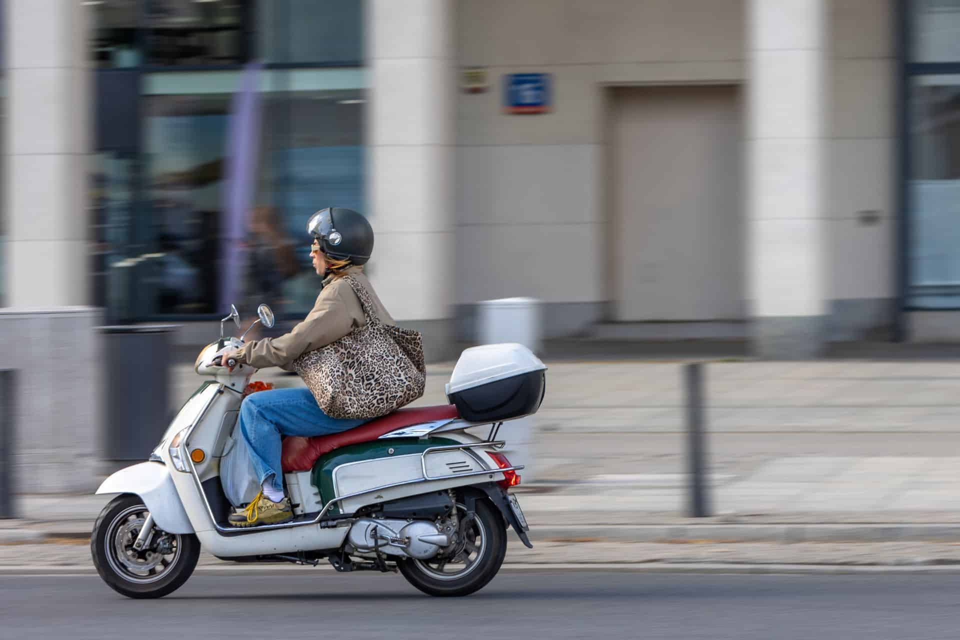 Scooter elétrica com “porta-malas” quer ser alternativa ao carro nas tarefas urbanas