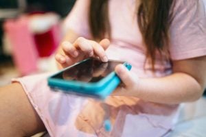 IA em casa: como as famílias devem orientar o uso pelos filhos