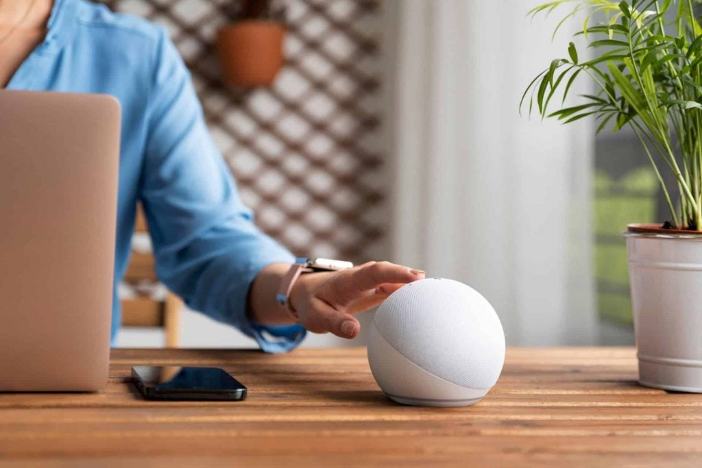 Alexa Podcasts: IA da Amazon transforma a casa em estúdio de podcast