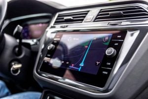 Como turbinar a central multimídia do carro sem trocar o painel