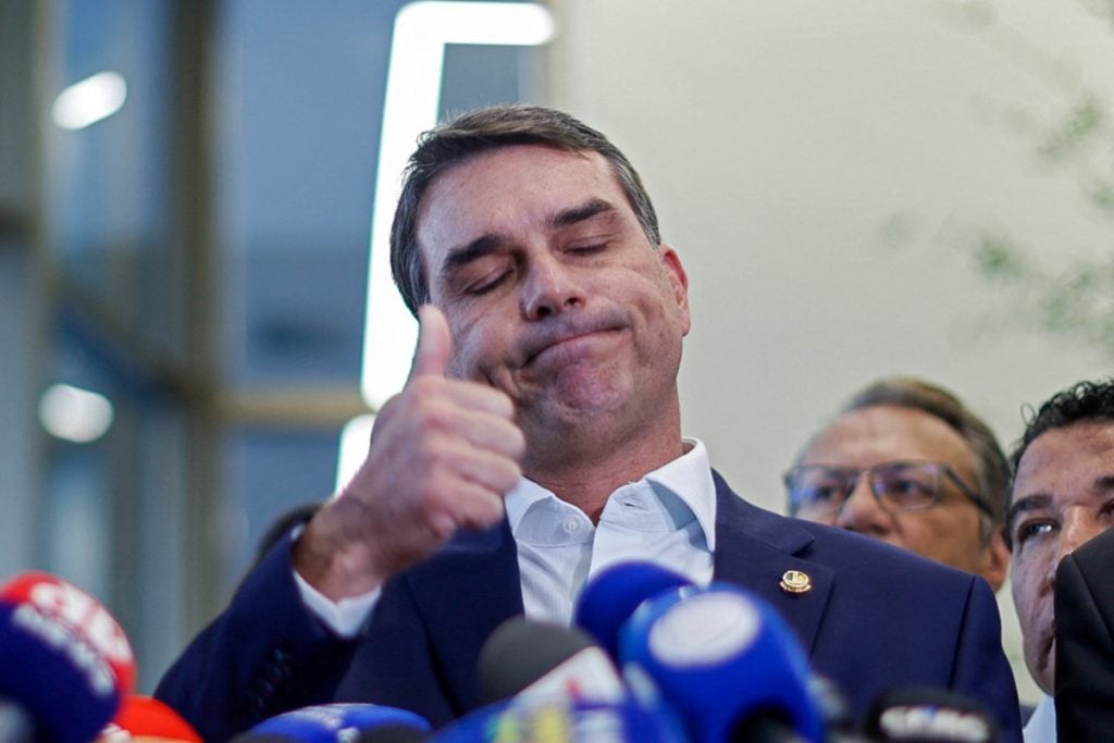 Quem age contra a soberania é indigno de ser presidente, diz ex-chanceler sobre Flávio Bolsonaro