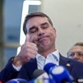 Quem age contra a soberania é indigno de ser presidente, diz ex-chanceler sobre Flávio Bolsonaro