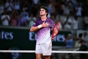 João Fonseca conquista virada épica sobre Djokovic e vai às oitavas de Roland Garros