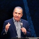 Malafaia acena apoio a candidatura de Flávio Bolsonaro em culto no Rio
