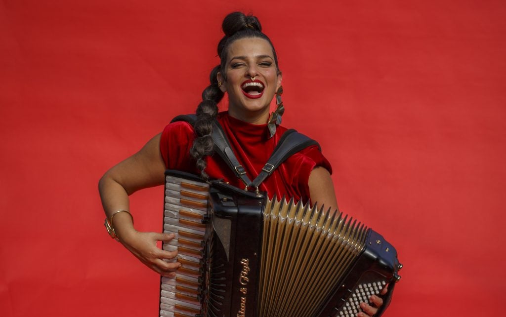 Lívia Mattos se destaca ao ousar com a sanfona: ‘É um ato de resistência’