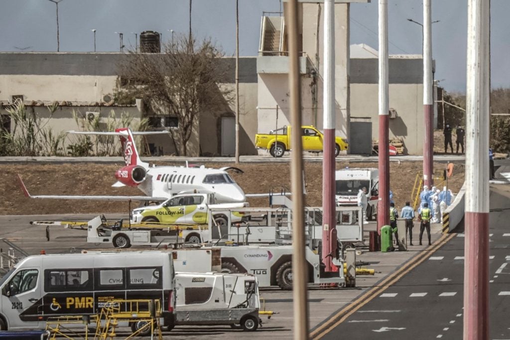 Avião que decolou de Cabo Verde por surto de hantavírus pousa nas Canárias