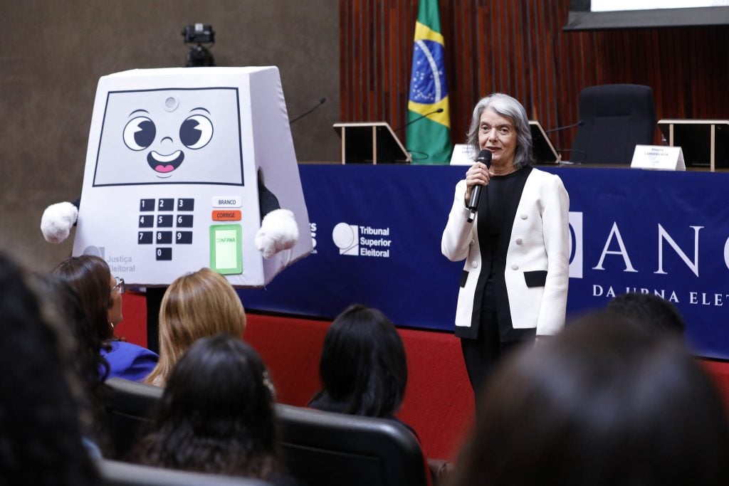Urna eletrônica acabou com fraudes nas eleições, diz Cármen Lúcia
