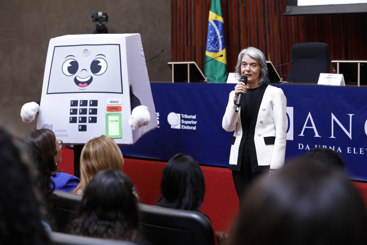 Urna eletrônica acabou com fraudes nas eleições, diz Cármen Lúcia