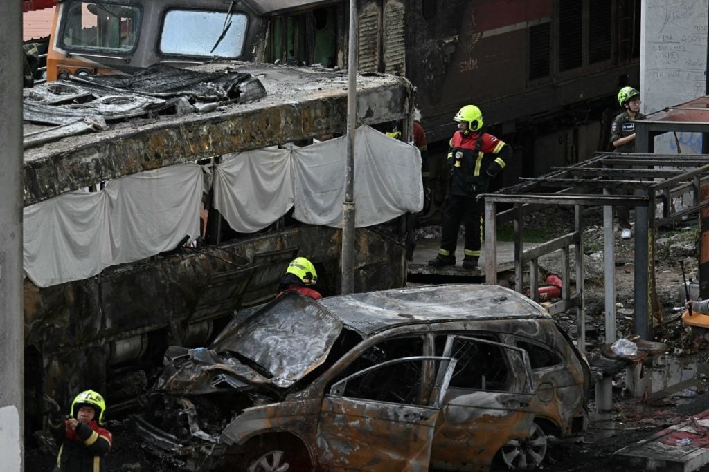 Colisão entre trem e ônibus na capital da Tailândia deixa 8 mortos