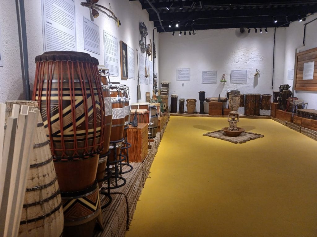 Instituto do Tambor, em São Paulo, inaugura acervo com instrumentos de percussão