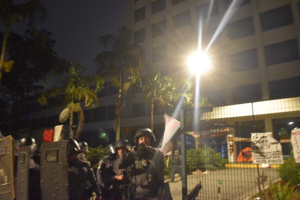 ‘Parecia cena de ditadura’: PM agride estudantes em ocupação da reitoria da USP