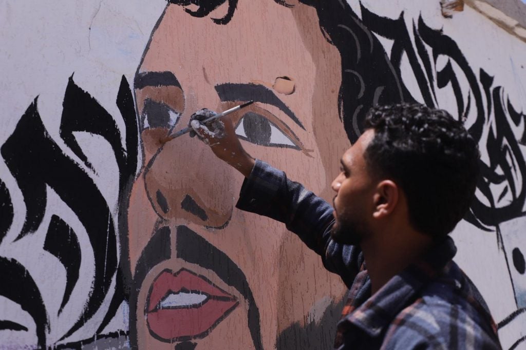 Após detenção por Israel, Thiago Ávila é homenageado com mural em Gaza