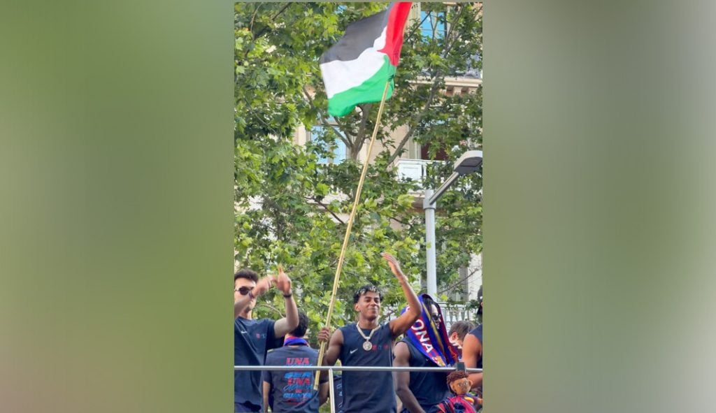 Técnico do Barcelona critica Lamine Yamal por exibir bandeira palestina