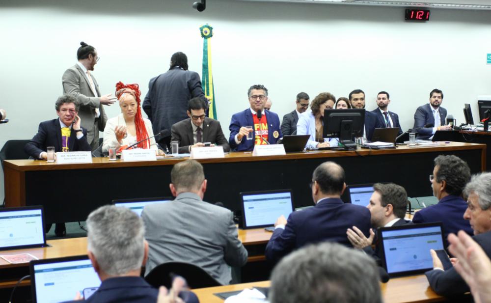 Comissão aprova PEC pelo fim da escala 6×1; plenário vota nesta quarta