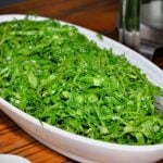 9 acompanhamentos para churrasco que vão além da farofa tradicional