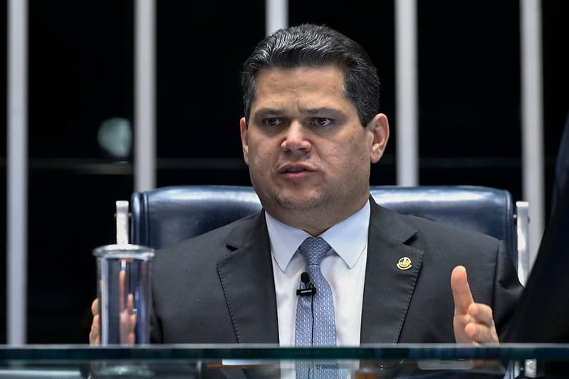 Alcolumbre acelera PEC da oposição e impõe risco à tramitação do fim da 6×1 no Senado