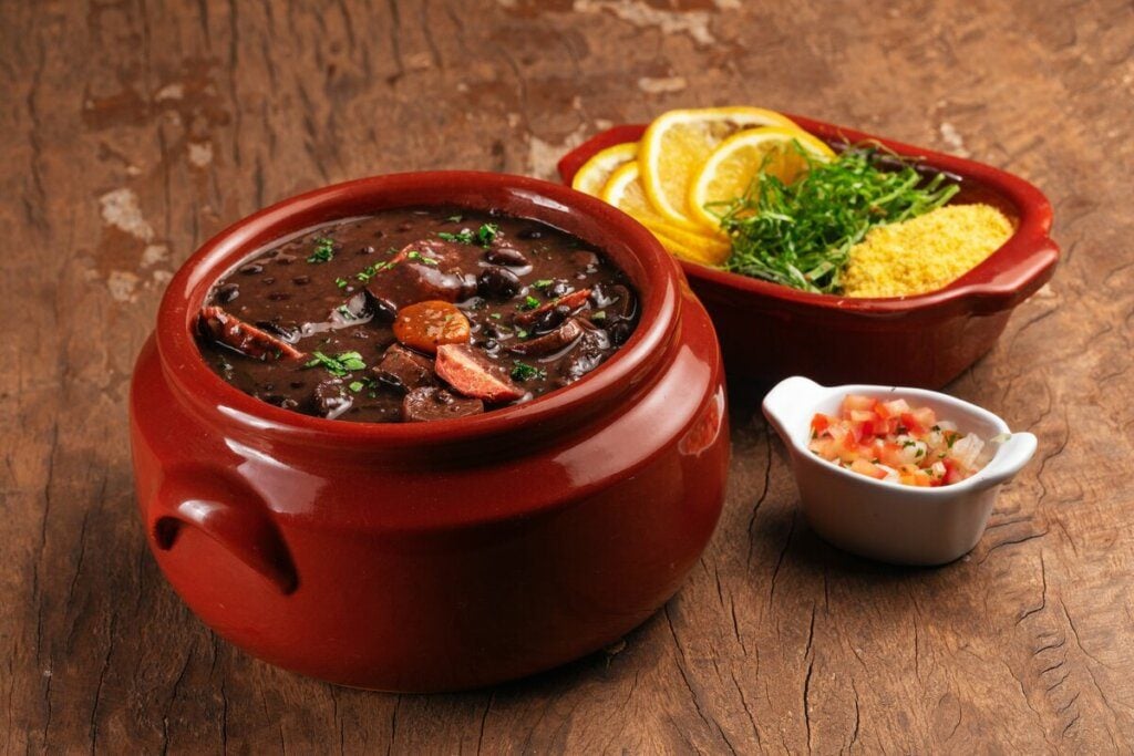 6 receitas de feijoada fáceis e saborosas para o almoço de sábado