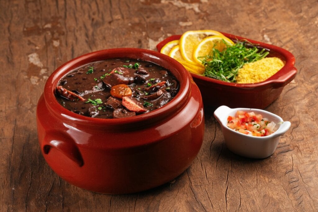 Cover image for 6 рецептов фейжоады: простые и вкусные блюда для субботнего обеда