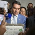 Flávio Bolsonaro desembarca nos EUA à espera de encontro com Trump