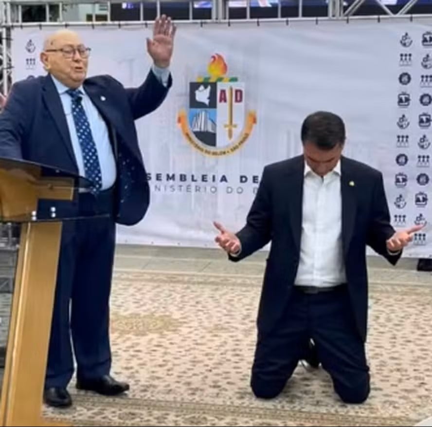 Entidade questiona arquivamento de denúncia contra Flávio Bolsonaro por evento em igreja