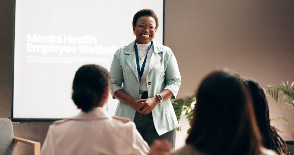 NR-1 entra em vigor nesta terça e estudo mostra que apoio à saúde mental eleva produtividade em até 25%