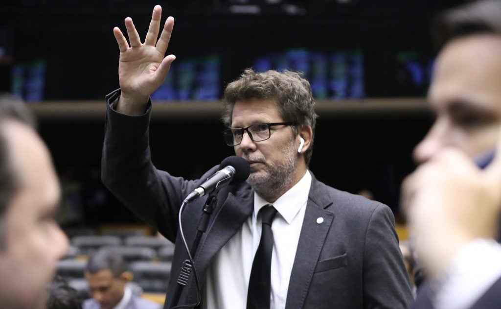 Mário Frias responde Dino em rede social e diz que vai esclarecer viagem ao exterior