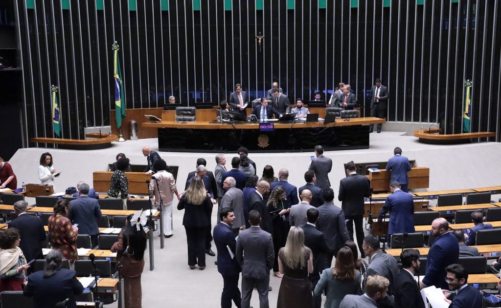 Câmara aprova projeto que dá 15 anos para partido pagar multa e libera disparos de mensagens