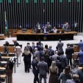 Câmara aprova projeto que dá 15 anos para partido pagar multa e libera disparos de mensagens